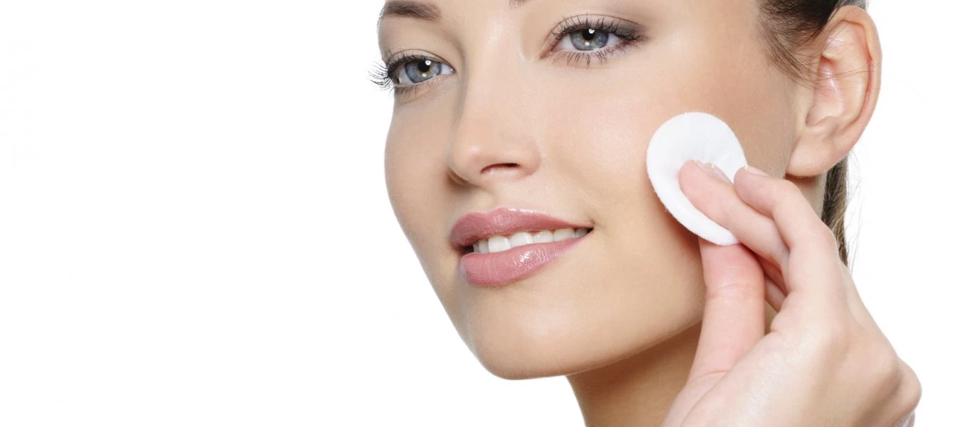 Ιδού τι συμβαίνει στο δέρμα όταν δεν αφαιρείτε το μακιγιάζ πριν κοιμηθείτε